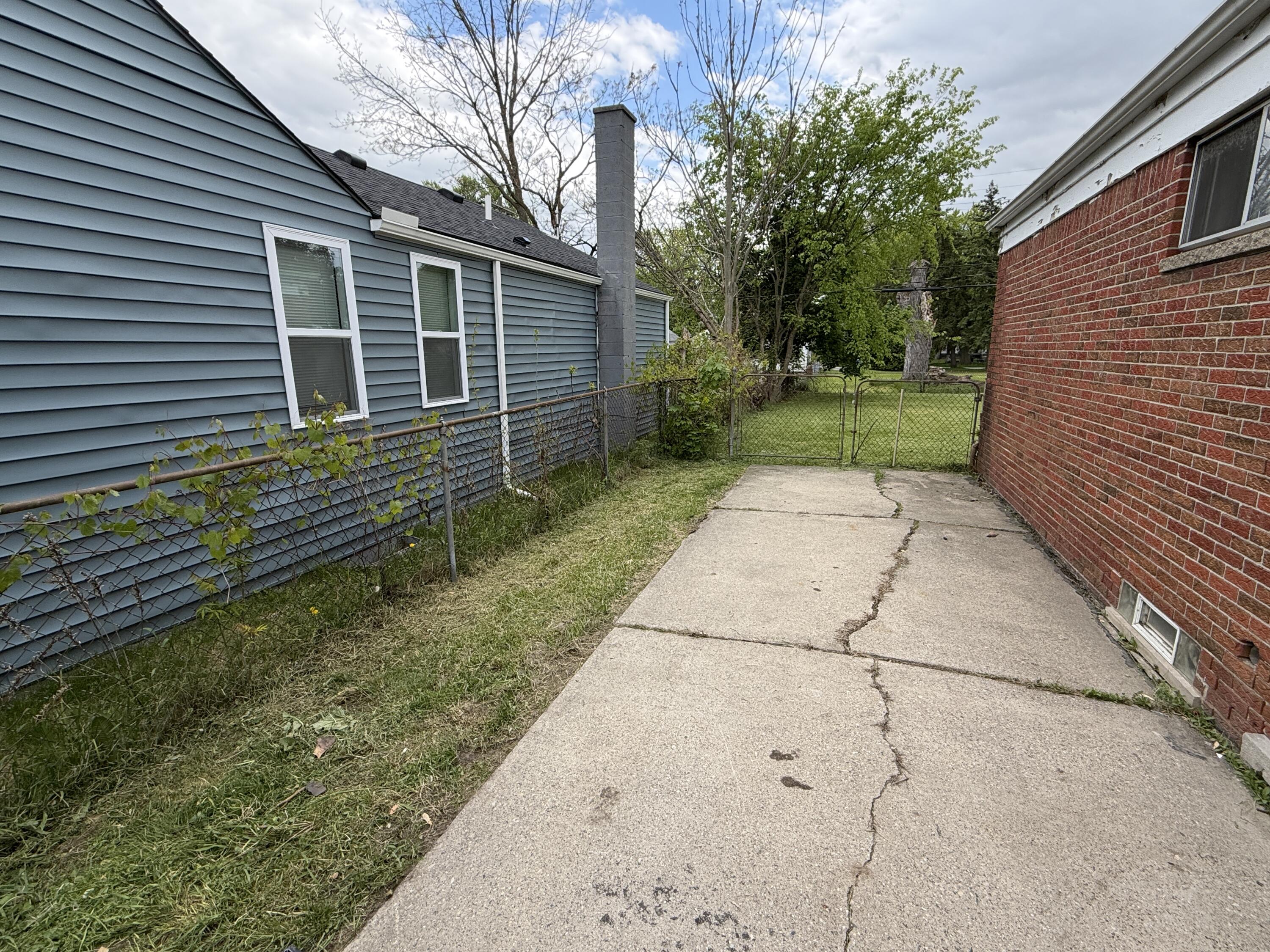 26703 Norfolk Street Inkster, MI 48141 - Photo 3 of 14 2 car pad