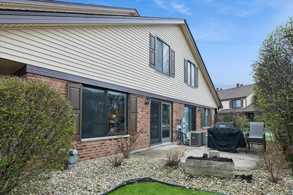 $291,000 | 9239 Hartwood Court, Orland Park, IL 60462