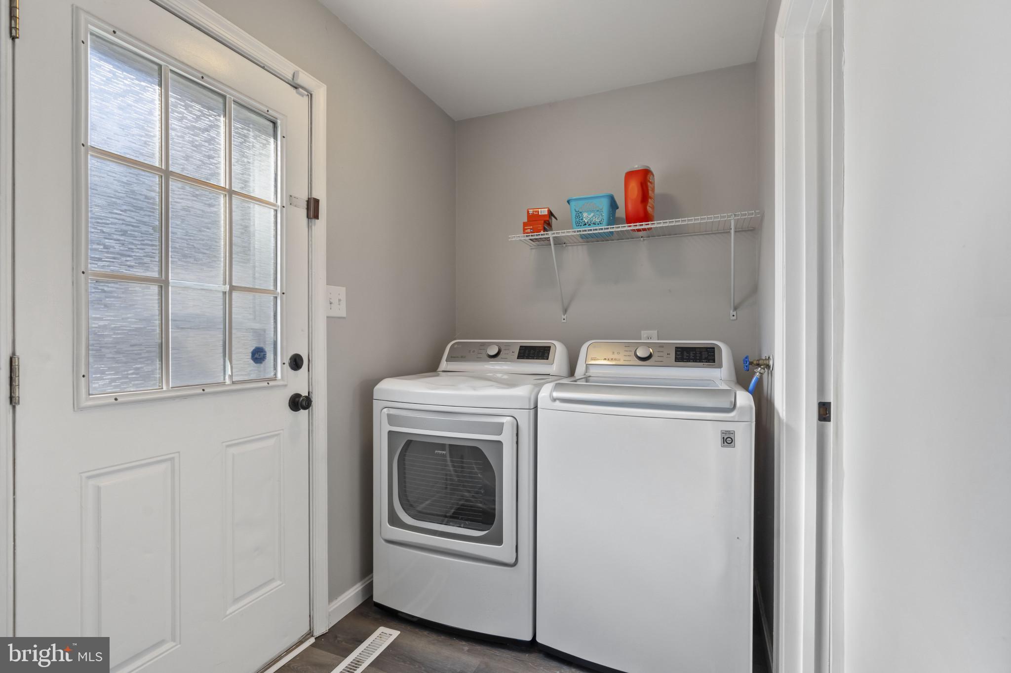 622 North West Street Dover, DE 19904 - Photo 14 of 23 a utility room with dryer and washer
