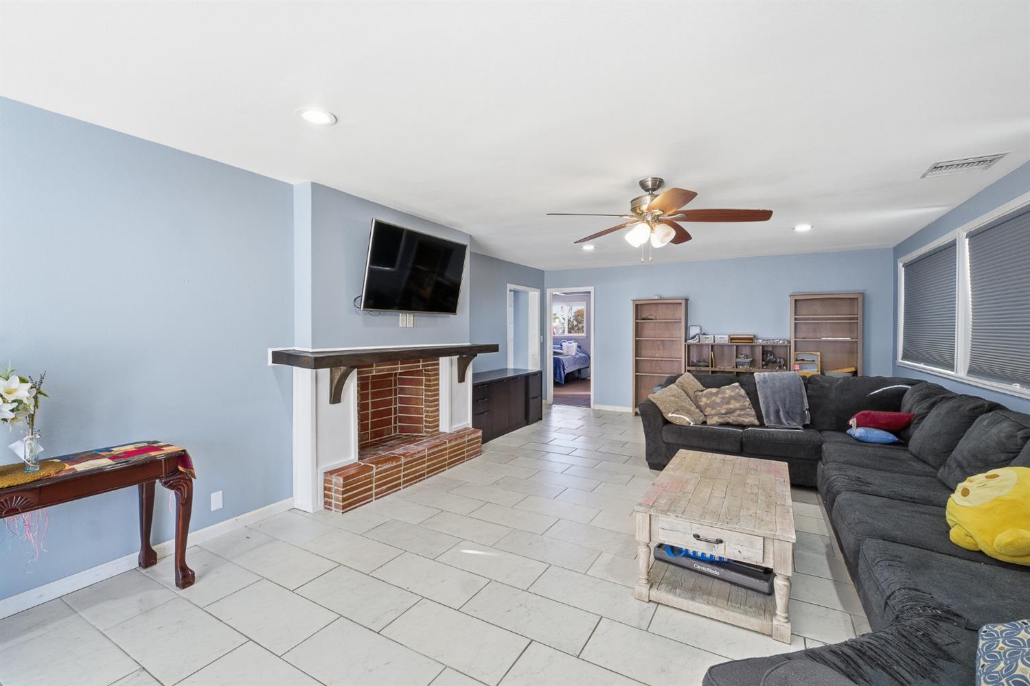 2240 Olive Street Selma, CA 93662 - Photo 8 of 38 a living room with furniture and a flat screen tv