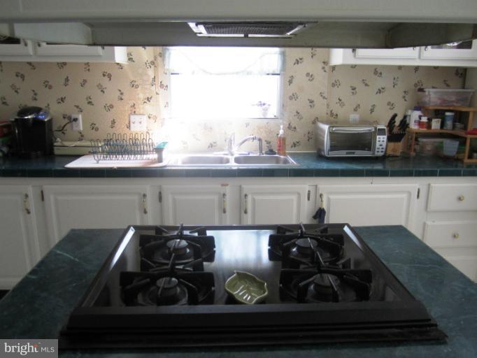 27 Summerhill Road Crownsville, MD 21032 - Photo 4 of 12 Kitchen