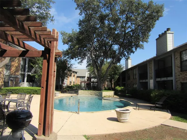 a view of a yard with plants