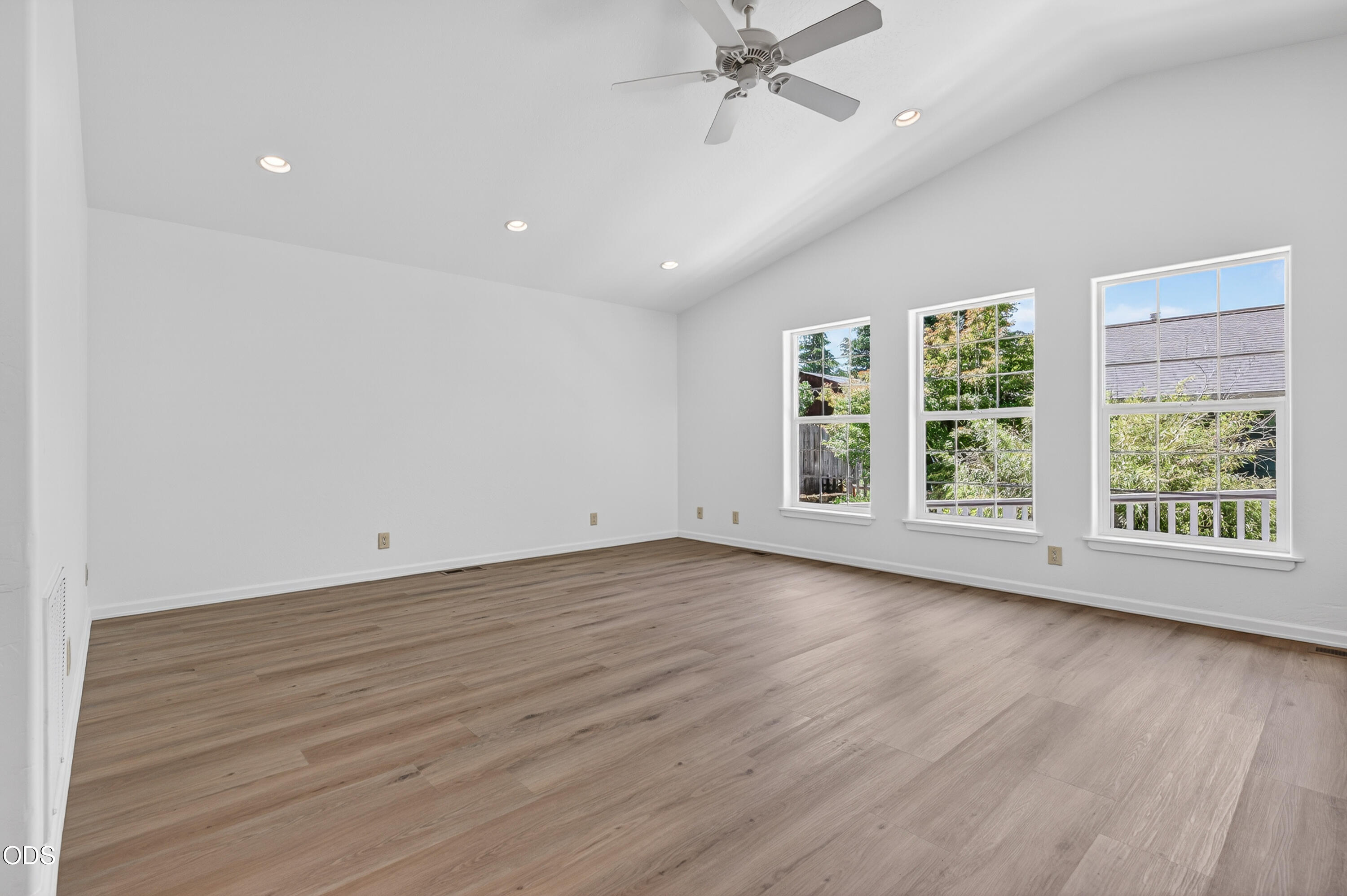 502 South B Street Phoenix, OR 97535 - Photo 5 of 27