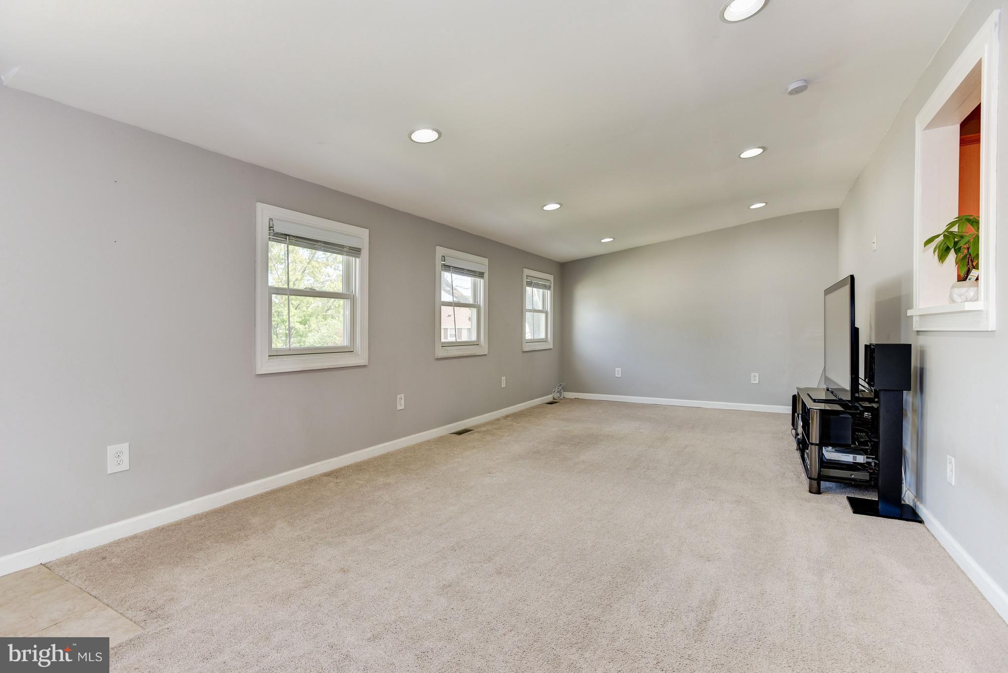 8441 Bedford Road Pasadena, MD 21122 - Photo 4 of 37 Living Room
