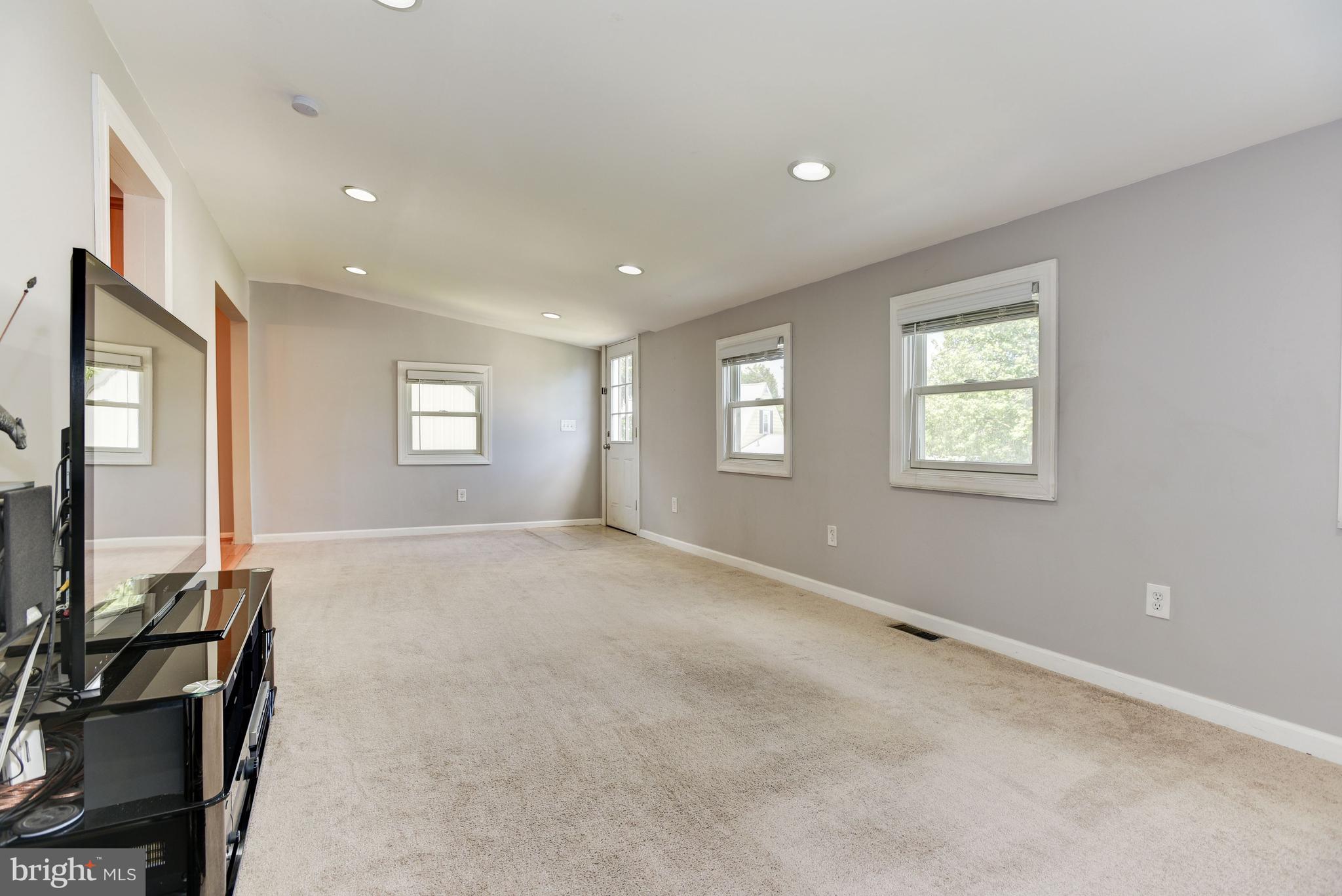 8441 Bedford Road Pasadena, MD 21122 - Photo 5 of 37 Living Room