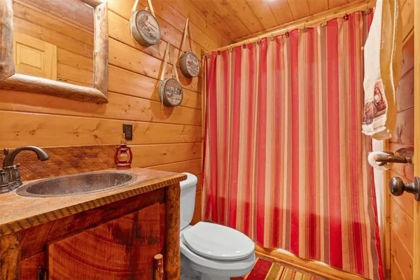 a view of a two chair near the trees