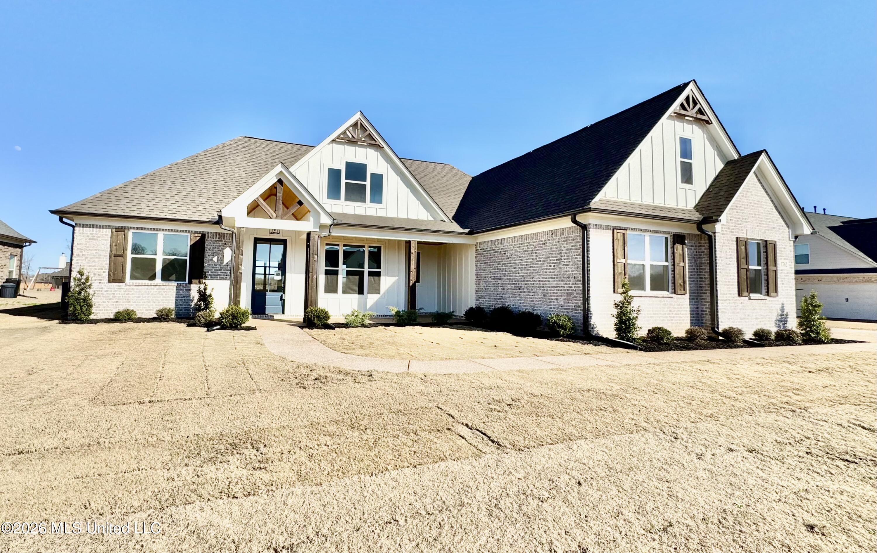 1762 Bakersfield Way Nesbit, MS 38651 - Photo 2 of 45 IMG_5442