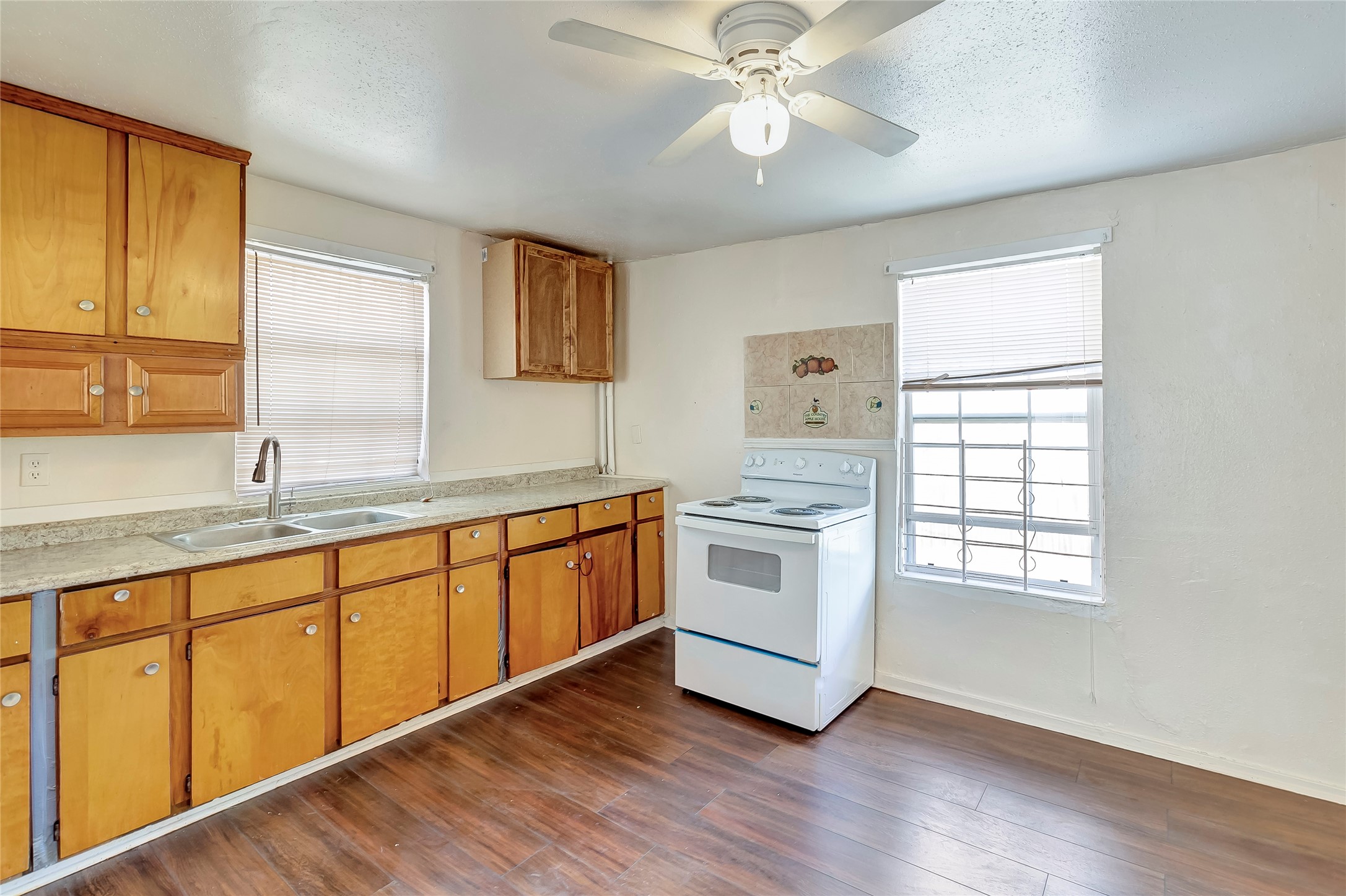 4233 Du Pont Street, Unit A Houston, TX 77021 - Photo 5 of 11 Additional view of the kitchen, this space provides a great space for cooking your favorite meals.