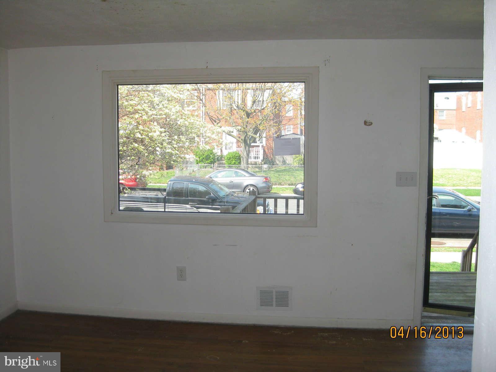 8149 Mid Haven Road Baltimore, MD 21222 - Photo 5 of 19 Living Room