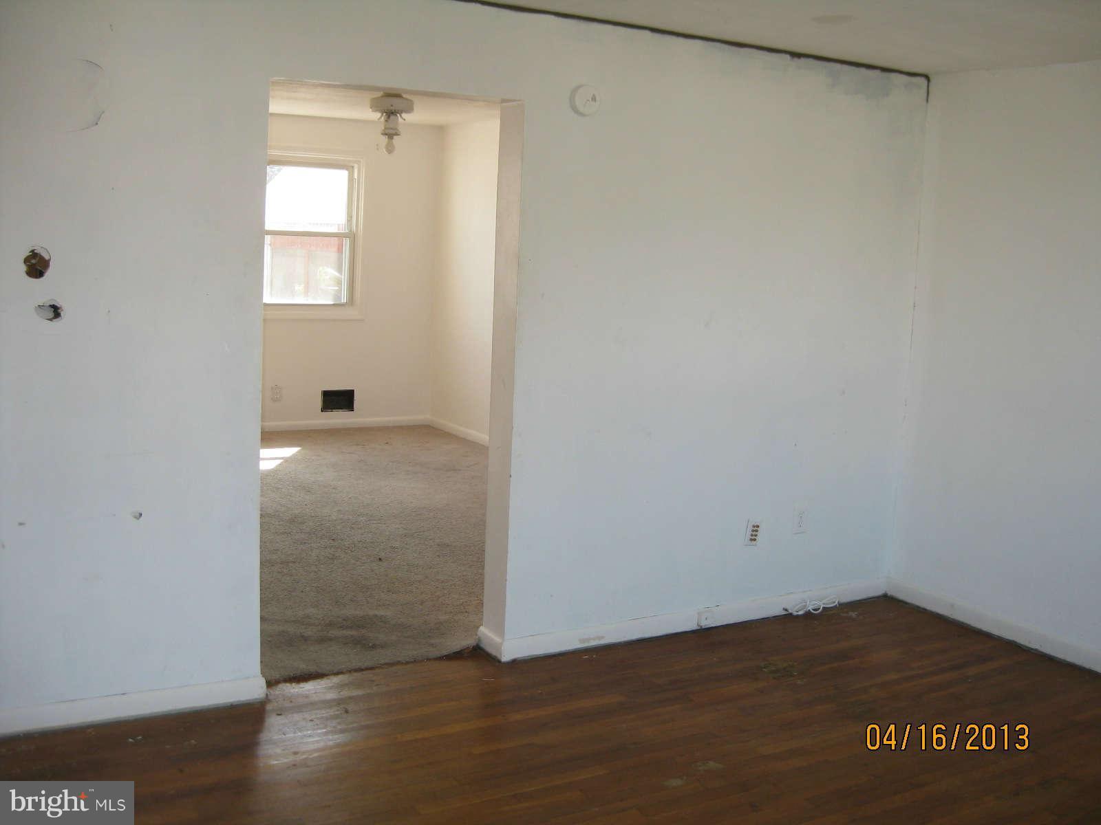 8149 Mid Haven Road Baltimore, MD 21222 - Photo 6 of 19 Living Room
