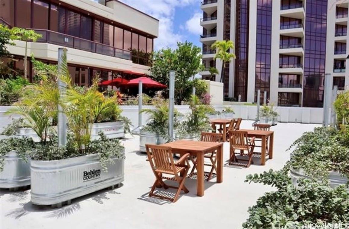 803 Waimanu Street, Unit 512 Honolulu, HI 96813 - Photo 17 of 18 a view of a chairs and table in a patio