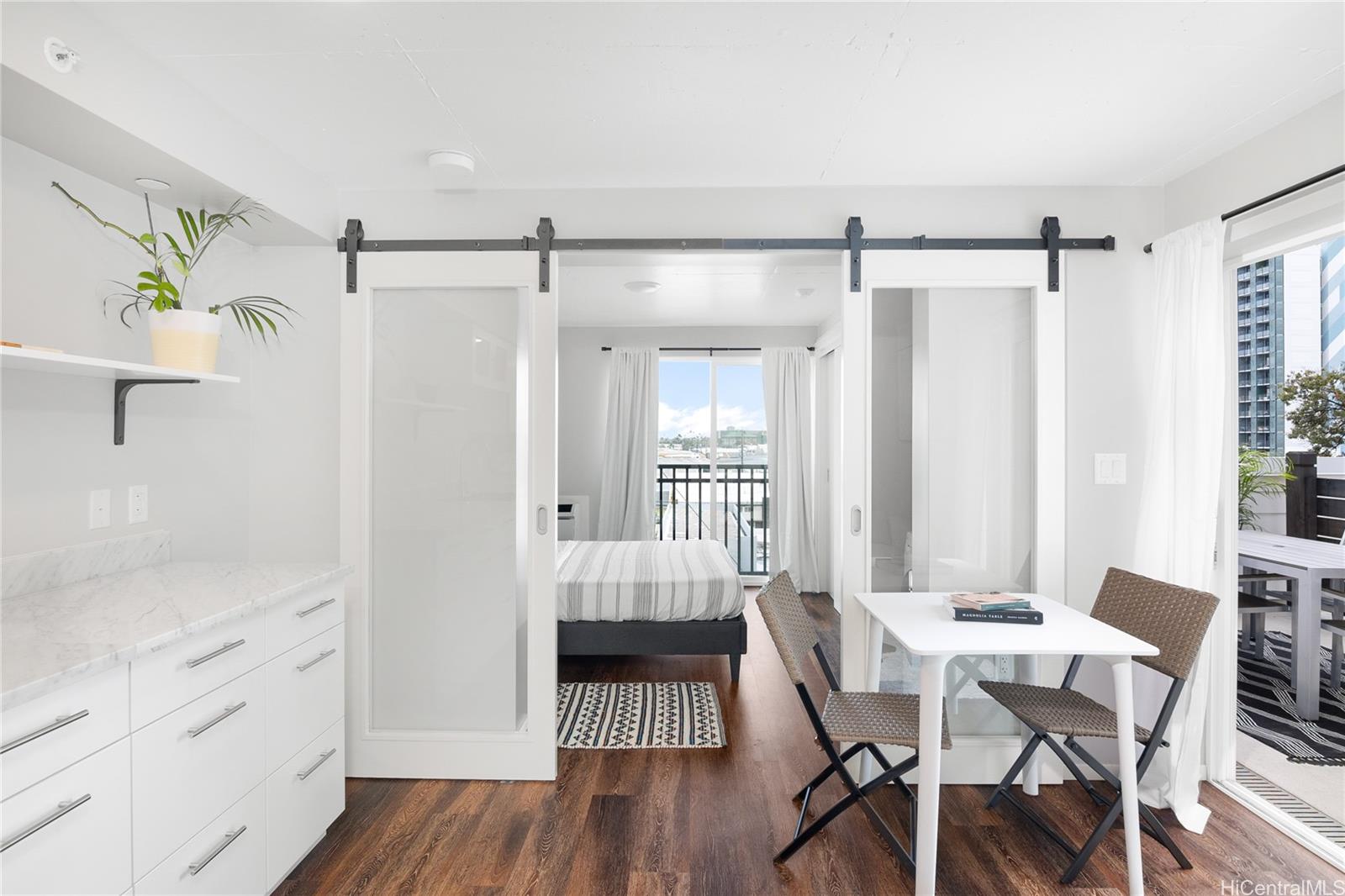 803 Waimanu Street, Unit 512 Honolulu, HI 96813 - Photo 4 of 18 a view of a bathroom with tub shower and windows