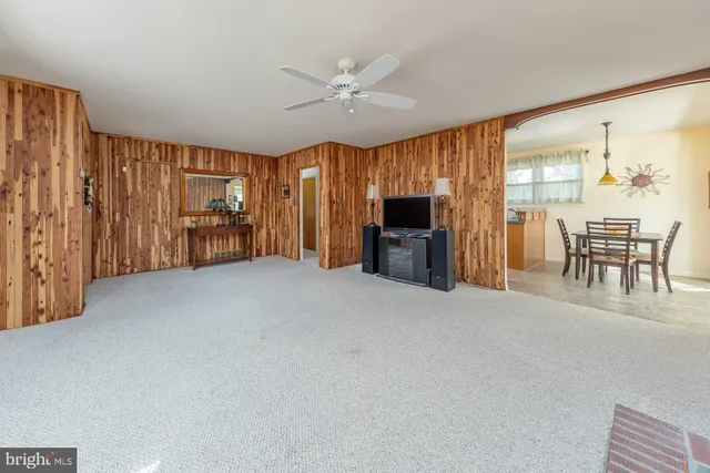 a view of livingroom with furniture