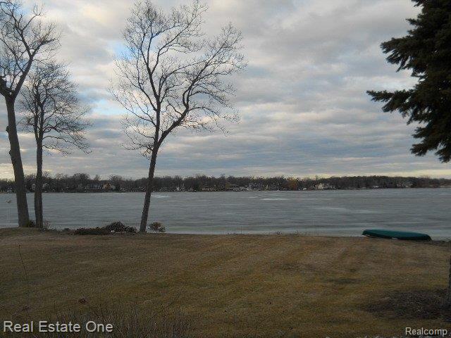 4722 Dow Ridge Road West Bloomfield, MI 48324 - Photo 5 of 5 DSCN2691.JPG