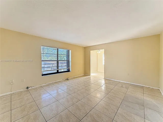 $1,900 | 2335 Northeast 172nd Street, Unit 8, North Miami Beach, FL 33160