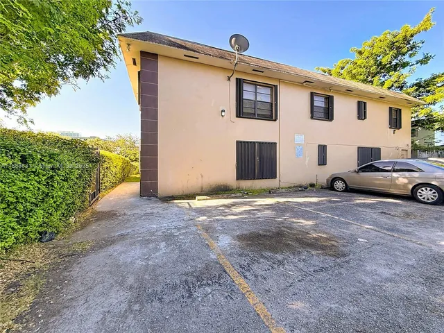 $1,900 | 2335 Northeast 172nd Street, Unit 8, North Miami Beach, FL 33160