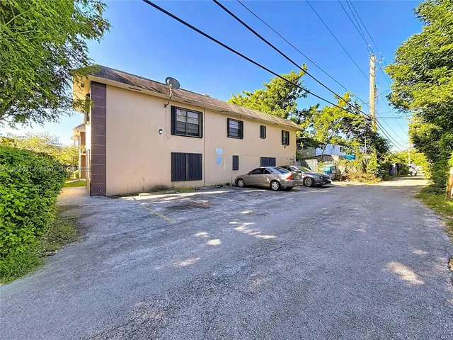 $1,900 | 2335 Northeast 172nd Street, Unit 8, North Miami Beach, FL 33160