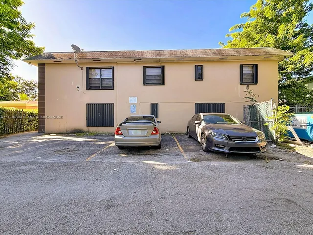 $1,900 | 2335 Northeast 172nd Street, Unit 8, North Miami Beach, FL 33160