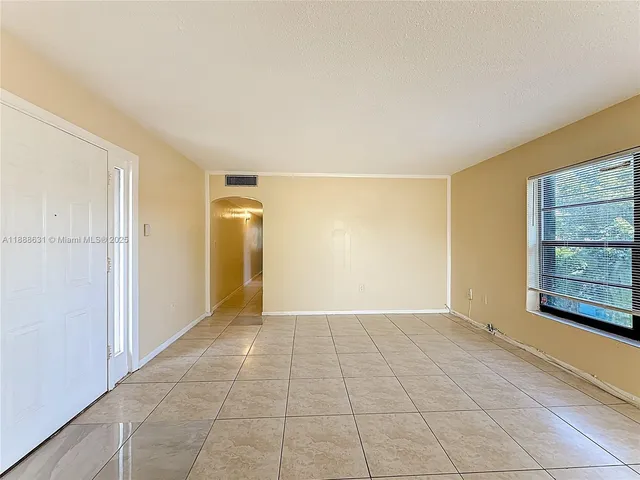 $1,900 | 2335 Northeast 172nd Street, Unit 8, North Miami Beach, FL 33160