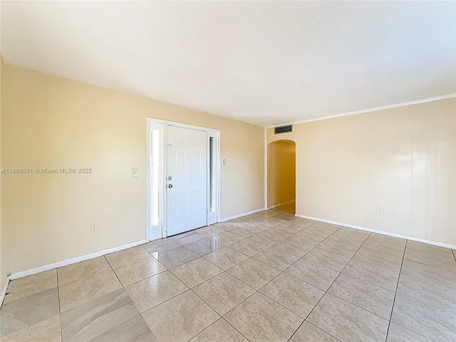 $1,900 | 2335 Northeast 172nd Street, Unit 8, North Miami Beach, FL 33160