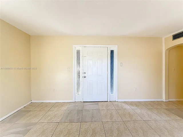 $1,900 | 2335 Northeast 172nd Street, Unit 8, North Miami Beach, FL 33160