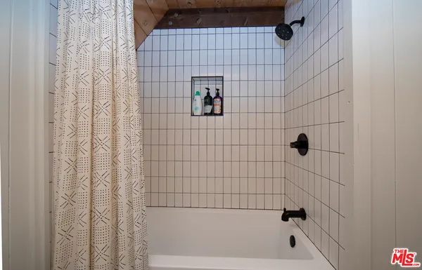 a view of entryway with livingroom