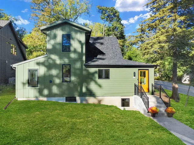 $799,900 | 637 1st Street, Delafield, WI 53018