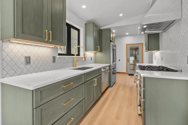 $799,900 | 637 1st Street, Delafield, WI 53018