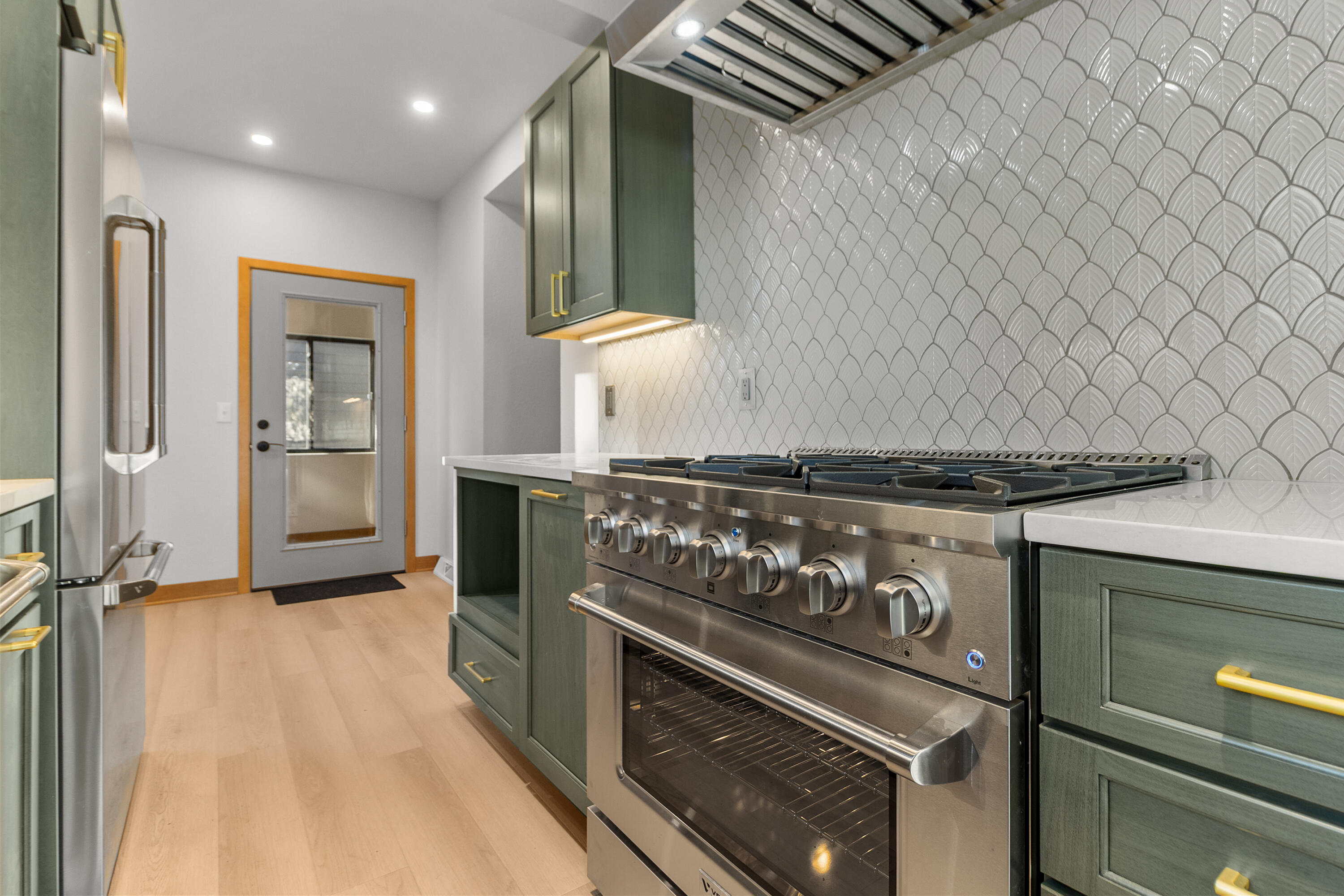 637 1st Street Delafield, WI 53018 - Photo 13 of 55 Luxury appliances