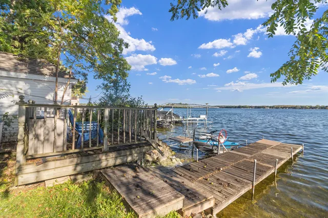 $799,900 | 637 1st Street, Delafield, WI 53018