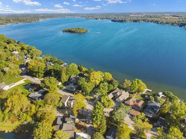 $799,900 | 637 1st Street, Delafield, WI 53018