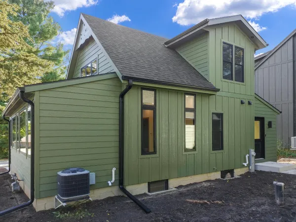 $724,900 | 637 1st Street, Delafield, WI 53018