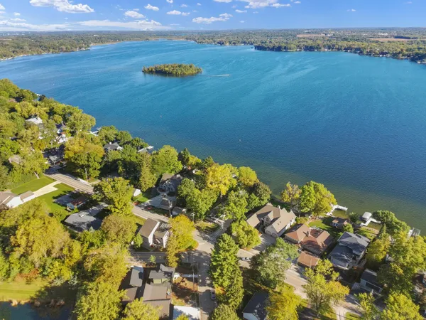$724,900 | 637 1st Street, Delafield, WI 53018