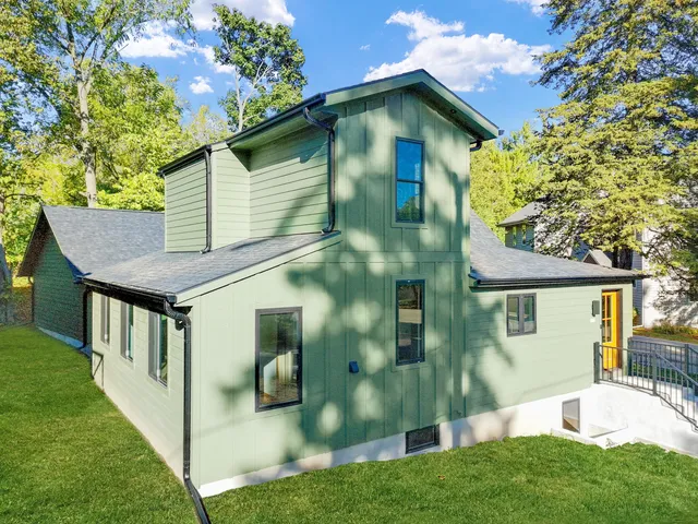 $799,900 | 637 1st Street, Delafield, WI 53018