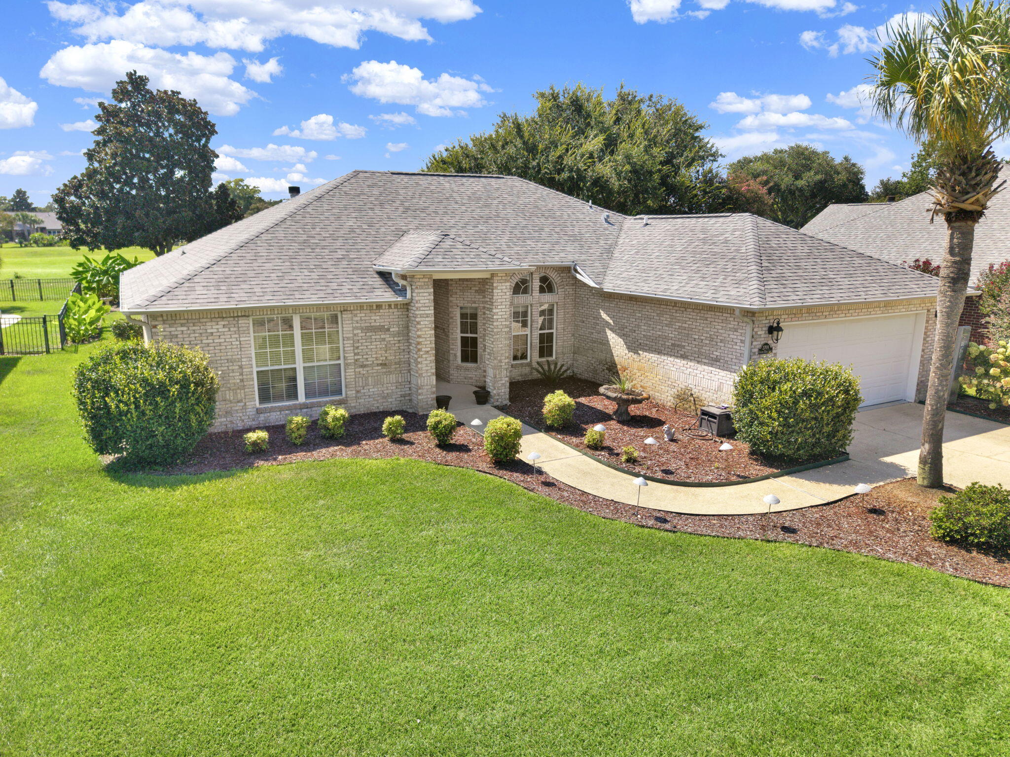 a view of a house with backyard and garden