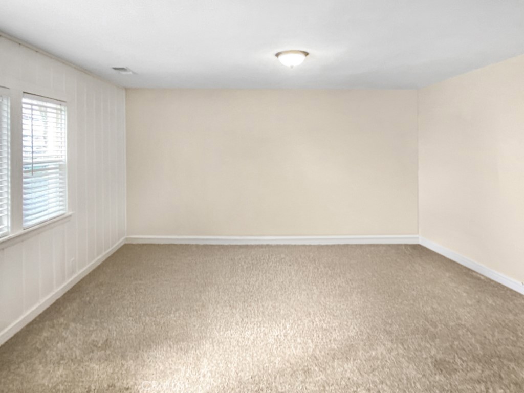 907 Ball Mountain Little Shasta Road Montague, CA 96064 - Photo 13 of 34 an empty room with a window