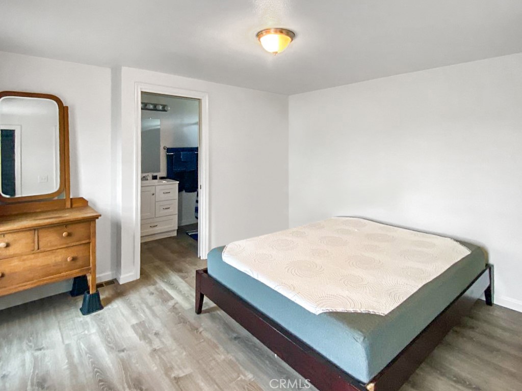 907 Ball Mountain Little Shasta Road Montague, CA 96064 - Photo 25 of 34 a room with a bed and a table