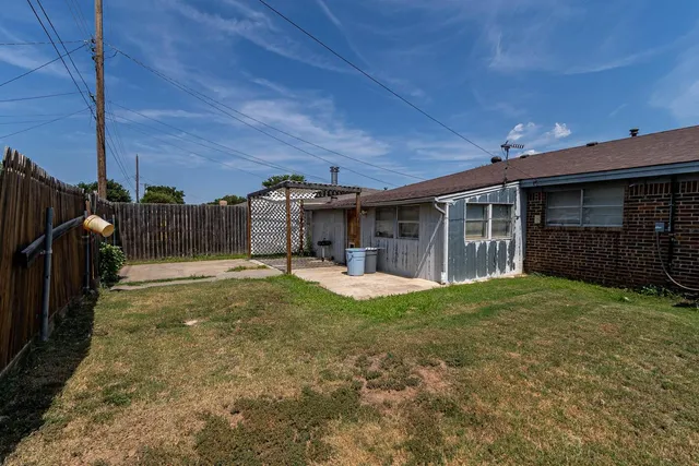 a view of a house with backyard and porch