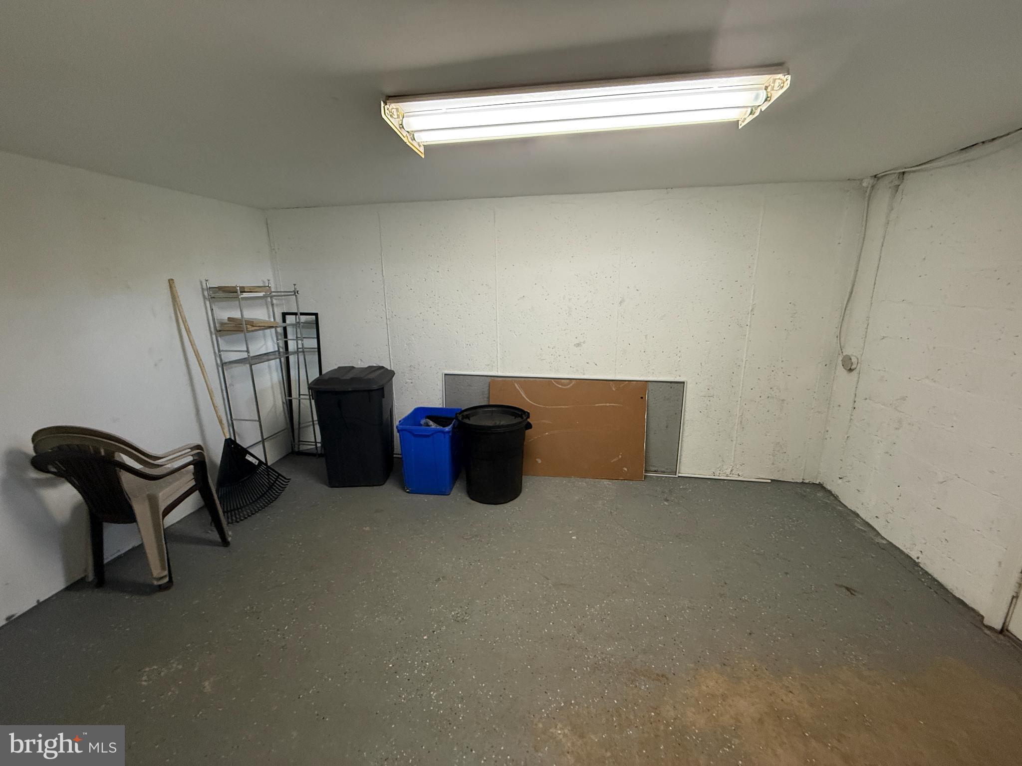 12789 Dunks Road Philadelphia, PA 19154 - Photo 18 of 23 a bed room with furniture and a lamp