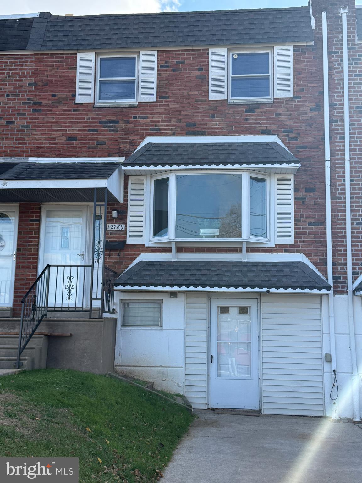 12789 Dunks Road Philadelphia, PA 19154 - Photo 2 of 23 front view of a house