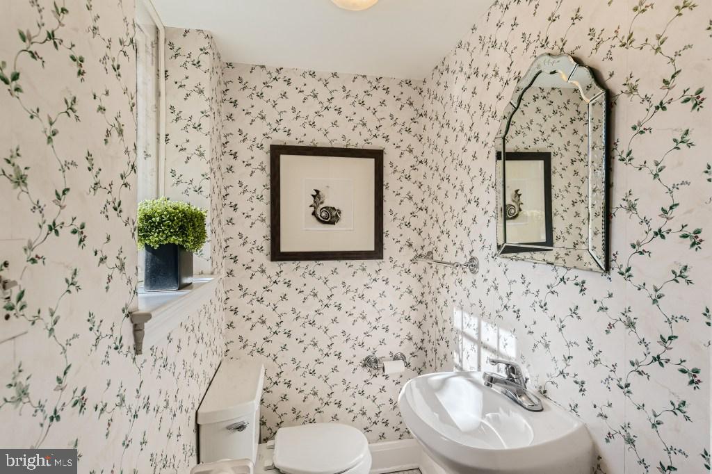 211 Upnor Road Baltimore, MD 21212 - Photo 17 of 27 powder room /main level