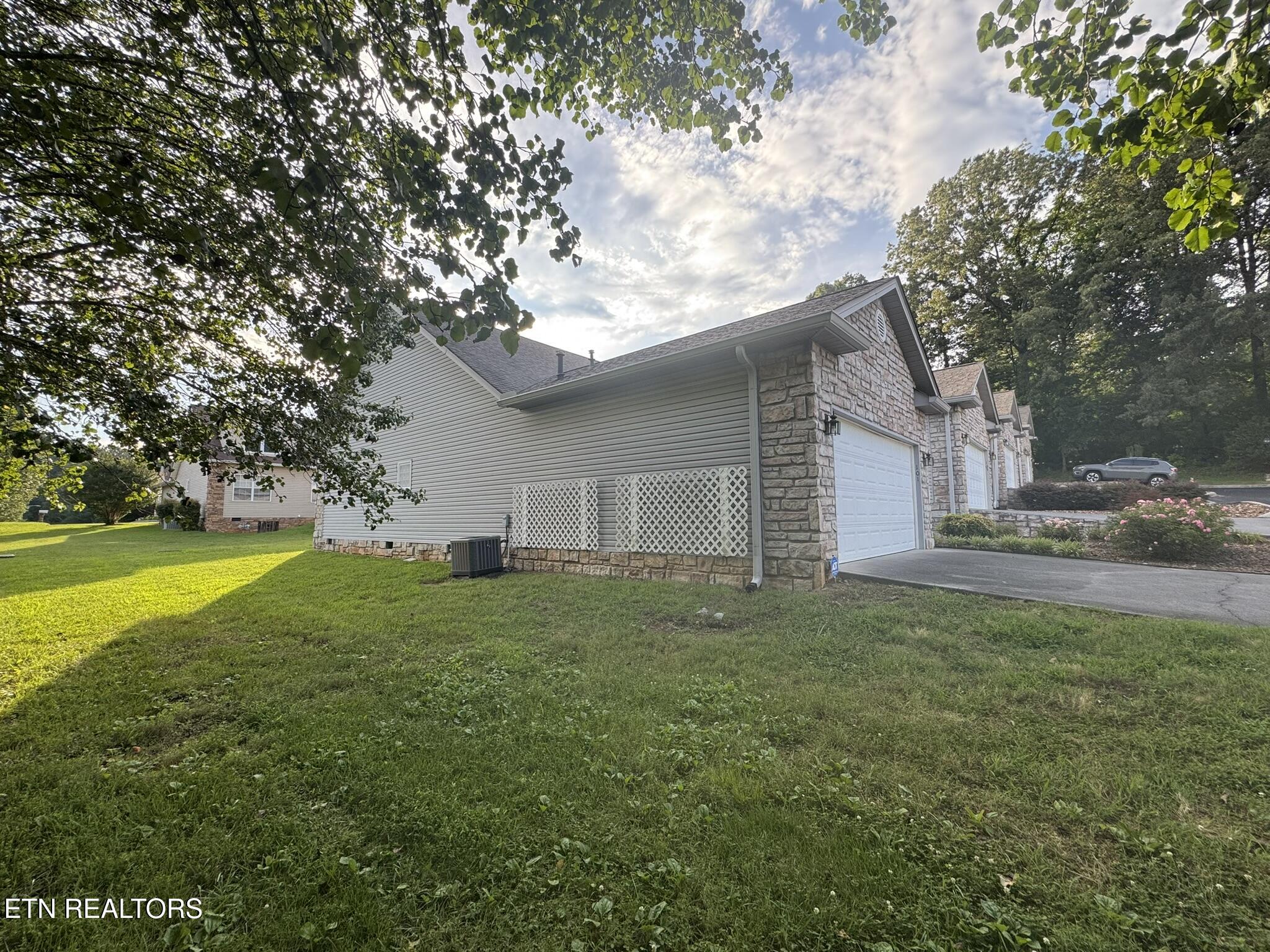 101 Pear Tree Lane Loudon, TN 37774 - Photo 3 of 19 Side photo