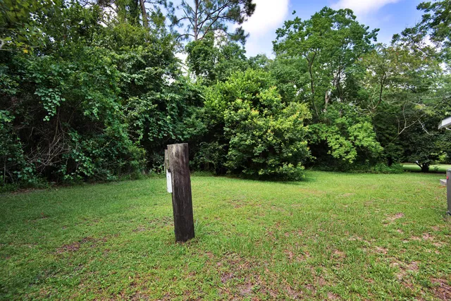 a view of a house with backyard and garden
