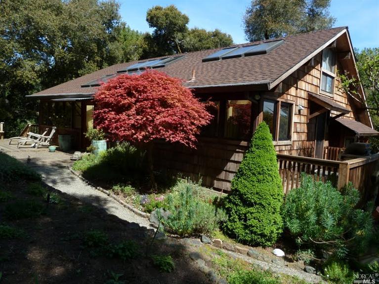 a view of a house with backyard and garden