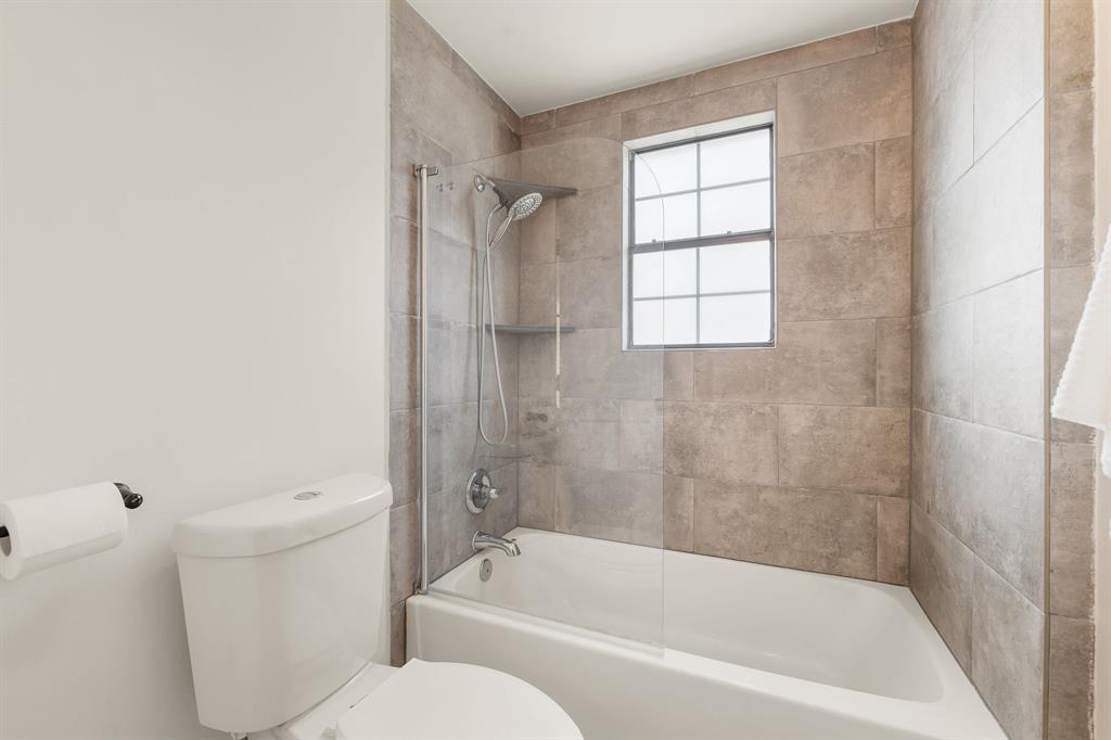 1729 Ryon Lane Round Rock, TX 78681 - Photo 13 of 27 Guest full bathroom on the first floor.
