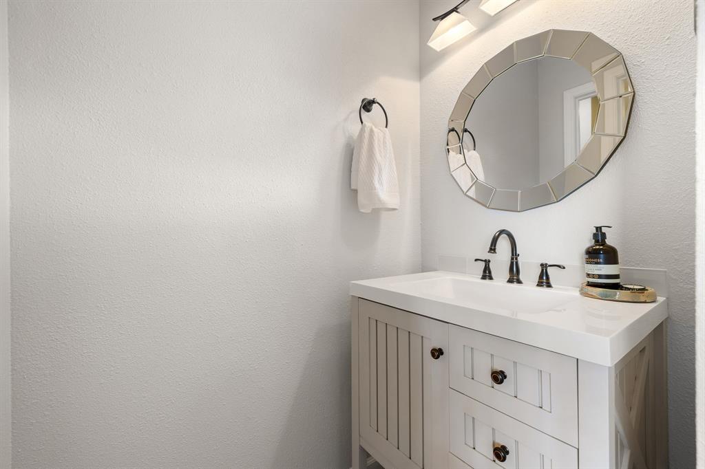 1729 Ryon Lane Round Rock, TX 78681 - Photo 21 of 27 Third full bathroom located between the secondary bedrooms.