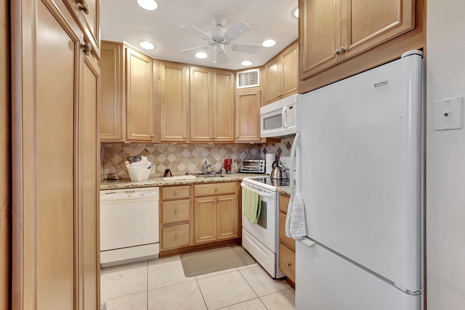 113 Fanshaw C Boca Raton, FL 33434 - Photo 4 of 45 Kitchen