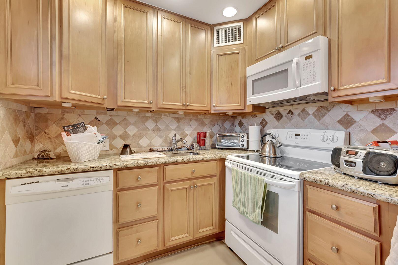 113 Fanshaw C Boca Raton, FL 33434 - Photo 5 of 45 Kitchen