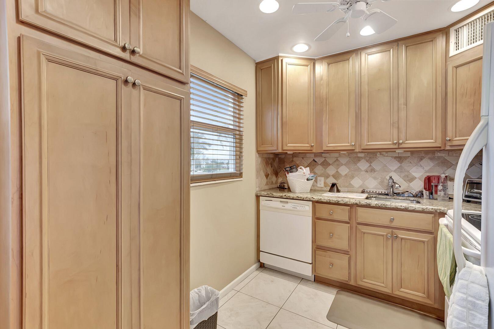 113 Fanshaw C Boca Raton, FL 33434 - Photo 6 of 45 Kitchen