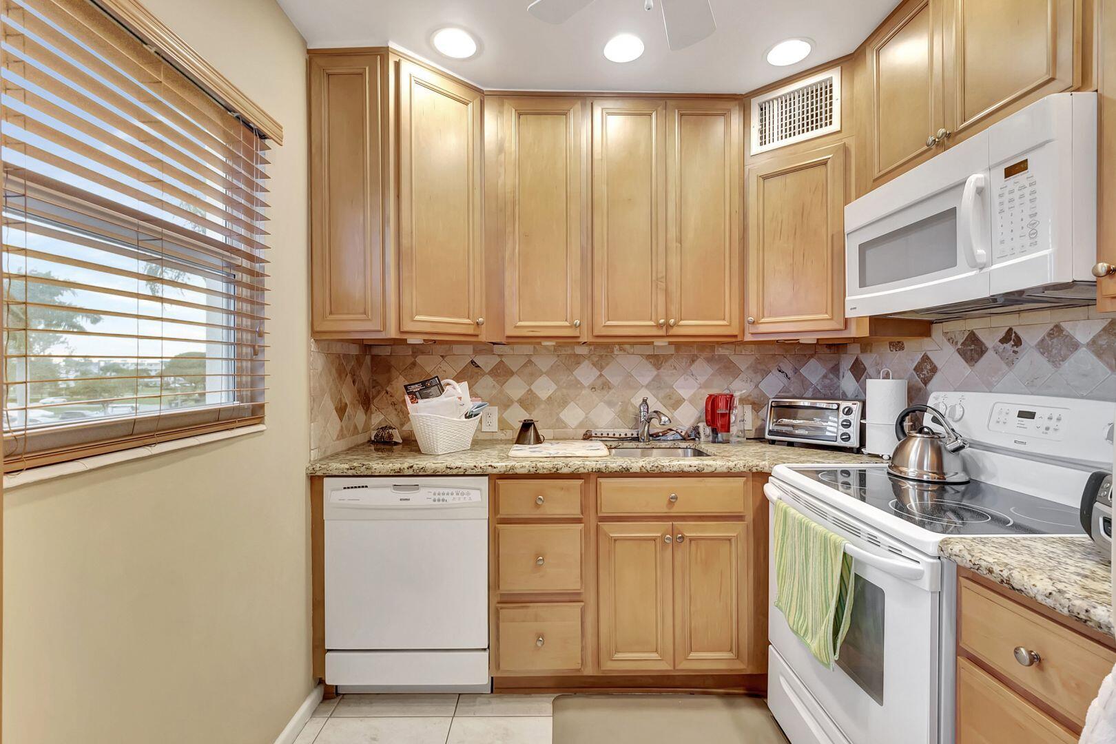 113 Fanshaw C Boca Raton, FL 33434 - Photo 7 of 45 Kitchen